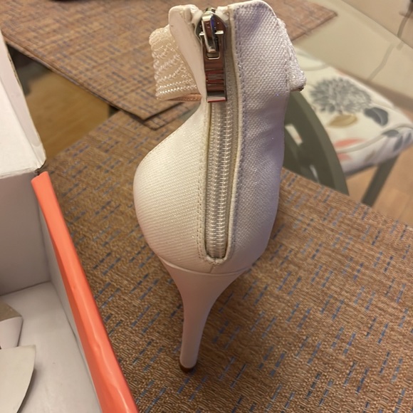 De blossom pearl bedazzled pumps - Picture 3 of 6